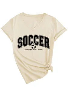 Détail de t-shirt beige à col V et manches courtes avec imprimé soccer mom stylé.