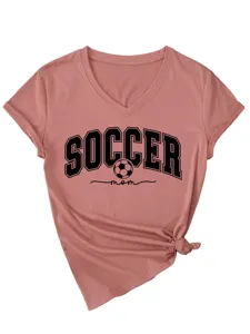 Vue détaillée du t-shirt à manches courtes col V soccer mom pour femmes avec nœud.