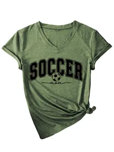 T-shirt graphique vert col V maman de foot avec ourlet noué pour femmes quotidien.