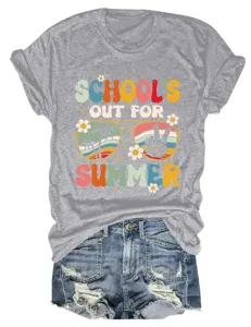 Grijze T-shirt met korte mouwen en retro zomerprint, gecombineerd met hippe spijkerbroekshorts.