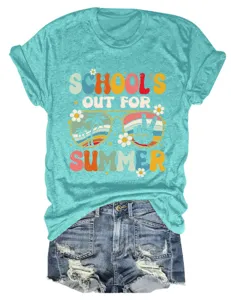 Close-up detail van het zomer grafische korte mouw t-shirt met vintage retro printontwerp.