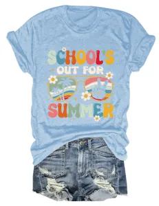 Casual lichtblauwe grafische t-shirt met vintage zomerslogan en zonnebrilprint details.