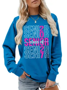 Klassisches blaues Langarm-Sweatshirt mit Senior 2027 Abschluss Textdruck Motiv.