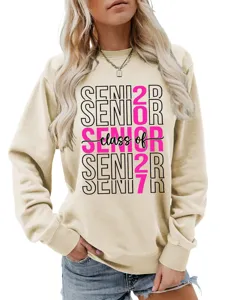 Detailansicht des lässigen Damen Sweatshirts mit stilvoller class of 2027 Senior Typografie.