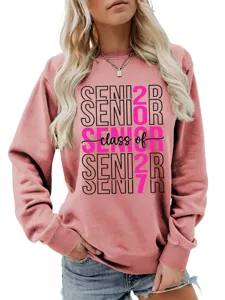Nahaufnahme des rosafarbenen Pullovers mit stilvoller Absolventen-Typografie 2027.