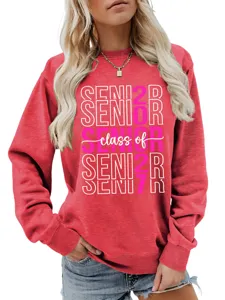 Detailansicht des roten Damen Sweatshirts mit Senior 2027 Druck, lässige Herbstkleidung.