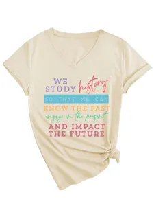 Casual dames V-hals korte mouw T-shirt met knoopdetail en hippe grafische print.