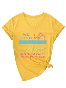Casual gele dames V-hals korte mouw T-shirt met voorprint en knoopdetail aan de zijkant.