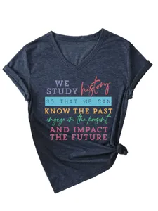 Gedetailleerd uitzicht van donkergrijs dames V-hals korte mouw t-shirt met inspirerende print.