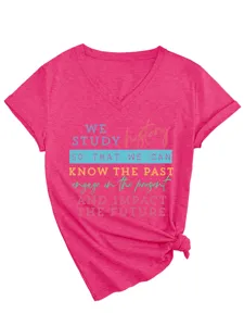 Dames Roze V-hals Korte Mouw Grafisch T-shirt met Knoop Stijlvolle Casual Zomer Top