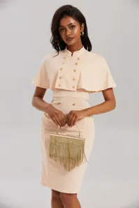 Elegantes, professionelles Cape-Kleid in sanftem Rosa mit schicken goldenen Knöpfen.