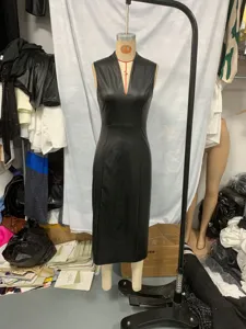 Robe midi sans manches en cuir PU noir, coupe ajustée, style urbain et élégant.