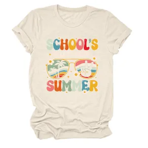 Detail van het beige t-shirt met retro zomertypografie en een zonnebrilgrafiek.