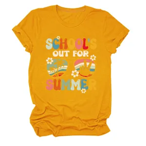 Gedetailleerd uitzicht op de retro school's out for summer grafische print op het gele t-shirt.
