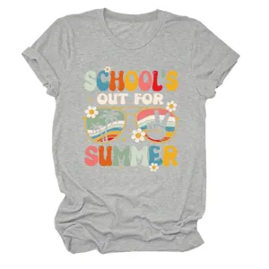 Detail van grijs t-shirt met korte mouwen en retro zomervakantie grafische opdruk.