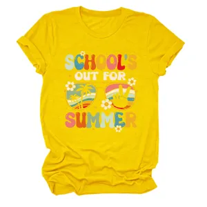 Retro stijl grafische print detail op geel t-shirt met korte mouwen, zomerkleding.