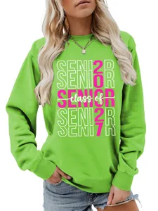Nahaufnahme des hellgrünen sweatshirts mit stilvollem gestapeltem textgrafik detail.