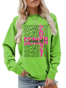 Nahaufnahme des leuchtend grünen Abschluss-Sweatshirts mit Senior 2027 Print-Detail.