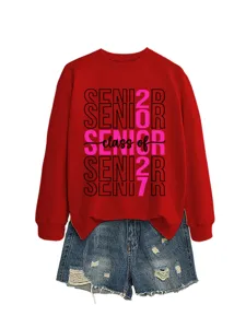 Detailaufnahme des roten Langarm-Sweatshirts mit stilvollem Senior 2027 Typografie-Print.