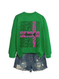 Grünes Grafik-Sweatshirt mit Jeansshorts Detailansicht mit dem Senior 2027 Druck.