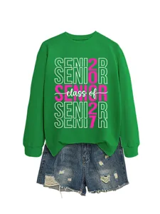 Detailansicht des grünen Senior 2027 Sweatshirts kombiniert mit Jeansshorts.