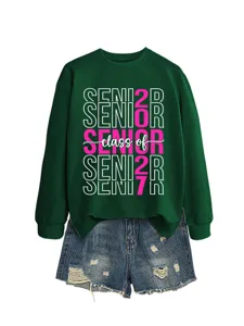 Nahaufnahme des dunkelgrünen Sweatshirts mit langen Ärmeln und rosa Senior 2027 Druck.