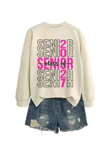 Lässiger Damen Sweatshirt mit Print und lässigen Denim-Shorts für den Alltag im Herbst.