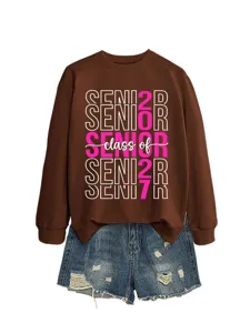 Braunes Senior 2027 Grafik Sweatshirt Detail mit destroyed Jeansshorts für den Alltag.