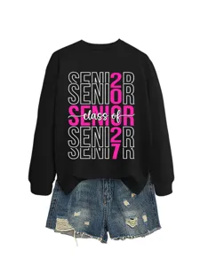 Damen lässiges schwarzes Sweatshirt kombiniert mit Jeansshorts für Abschlussklasse 2027
