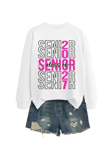 Detailansicht des lässigen weißen Statement-Sweatshirts kombiniert mit stylischen Denim-Shorts.