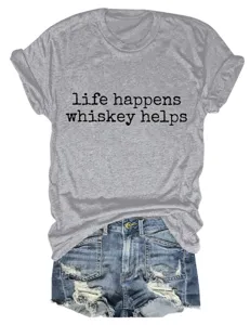 Damen lässiges graues Kurzarm T-Shirt mit lustigem Spruch und Denim Shorts kombiniert.