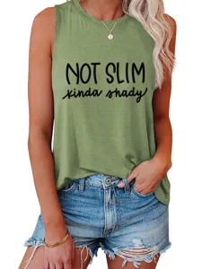 Nahaufnahme Detail des armegrünen Damen Tanktops mit lustigem Buchstabenprint Rundhalsausschnitt.