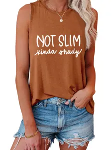 Detailaufnahme eines lässigen Damen-Ärmellos-Tops mit Slogandruck, bequeme Passform für den Alltag.