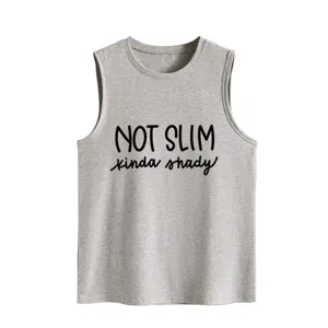 Nahaufnahme des grauen ärmellosen Tanktops mit lustigem Buchstaben-Print im Detail.