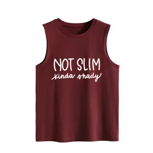 Lässiges burgunderrotes Damen Tanktop mit weißem Slogan-Druck für den Sommer im Alltag.