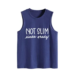 Nahaufnahme des lässigen lockeren Damen Tanktops mit Not Slim kinda shady Slogan Aufdruck.