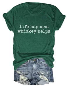 Grünes lässiges Rundhals Kurzarm T-Shirt mit witzigem Spruch und Jeansshorts Kombi-Outfit.