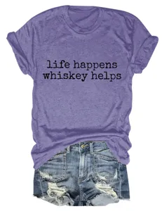 Damen lila melierte Kurzarm T-Shirt kombiniert mit Destroyed Jeansshorts, Freizeit.