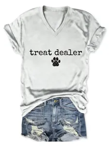 Vue détaillée d'un t-shirt femme décontracté à col en V avec un joli motif de patte.