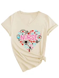 Lässiges V-Ausschnitt Damen T-Shirt mit kurzen Ärmeln und süßem Krankenschwester Herz Motiv.