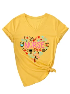 Detailansicht des gelben V-Ausschnitt Kurzarm-T-Shirts fuer Damen mit Krankenschwester-Print.