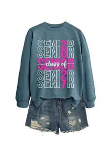 Klasse von 2027 Senior langärmeliges Sweatshirt kombiniert mit casual Jeansshorts Damen.