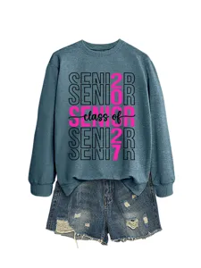 Detailansicht des lässigen langärmeligen Sweatshirts mit Jahrgang 2027 Grafikaufdruck.