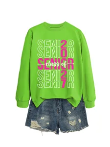 Lässiger Damen-Grünpullover kombiniert mit Jeansshorts, Senior Class of 2027 Design für den Alltag.