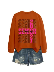 Detailansicht des orangenen Senior 2027 Sweatshirts kombiniert mit stylischen Jeansshorts.