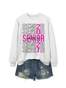 Lässiges langärmliges Sweatshirt mit Rundhalsausschnitt kombiniert mit Jeansshorts.