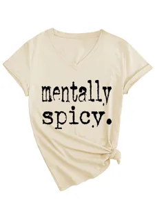 Nahaufnahme des schwarzen Schriftzugs und des stylischen Knotens am beigen V-Shirt.