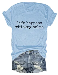 Nahaufnahme des hellblauen lässigen T-Shirts mit lustigem Spruch und stylischen Jeansshorts.
