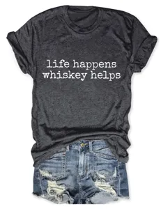 Nahaufnahme Detail des grauen Damen Kurzarm T Shirts mit witzigem Spruch Druck und Stoff