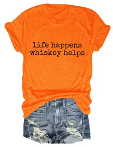 Orangenes Damen T-Shirt mit Rundhalsausschnitt und witzigem Spruch kombiniert mit Jeansshorts.